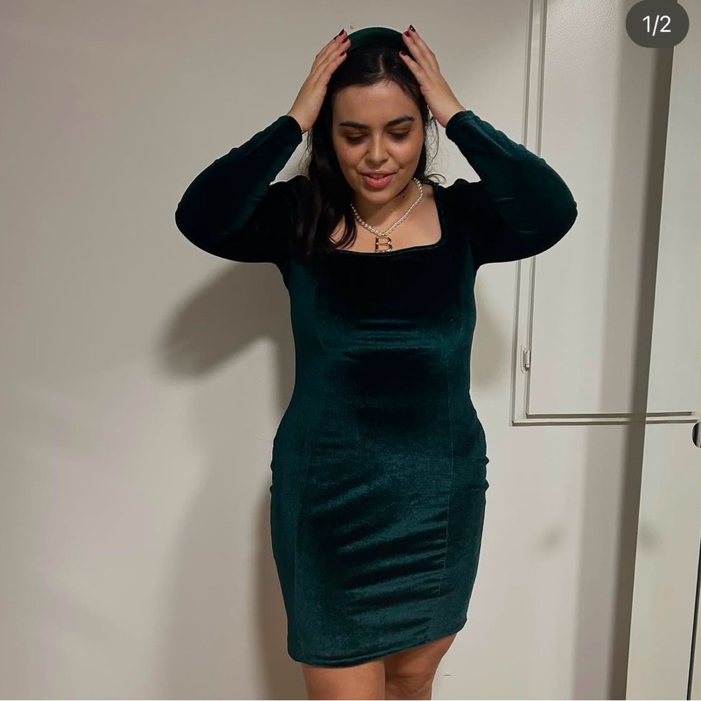 gorgeous green velvet dress!